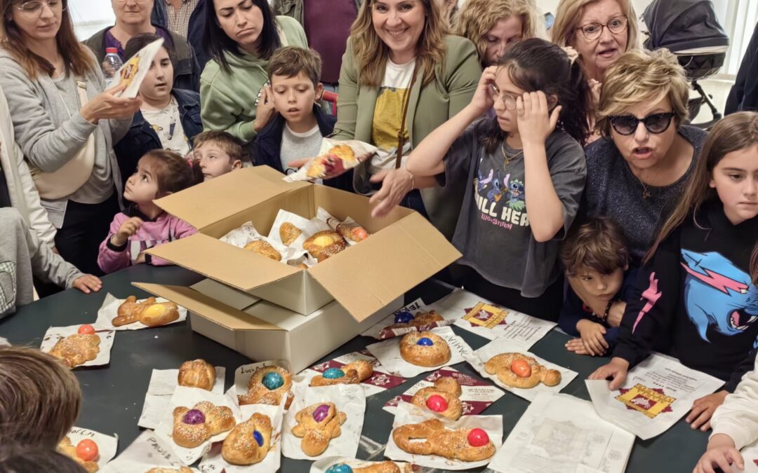 Los niños y niñas de tres pedanías afectadas por la DANA participan en un taller de Monas de Pascua en Valencia