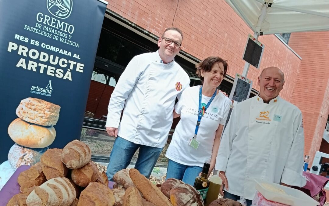 El Gremio de Panaderos y Pasteleros de Valencia y el IATA acercan la ciencia y el pan artesano al público