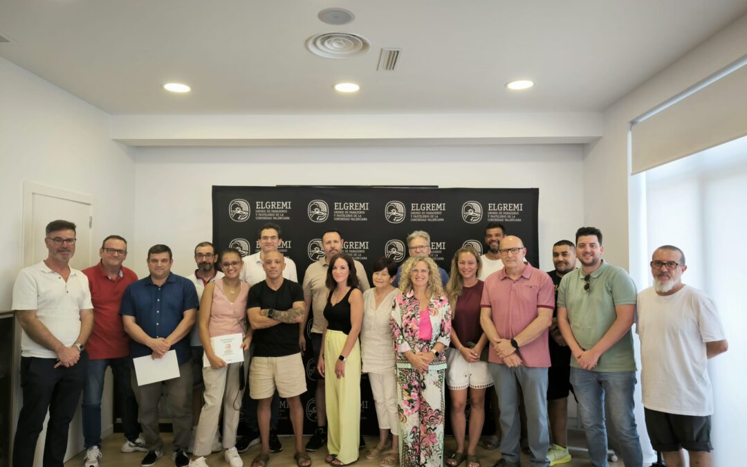 El Gremio de Panaderos y Pasteleros de Valencia entrega las donaciones recaudadas a los hornos afectados por la DANA
