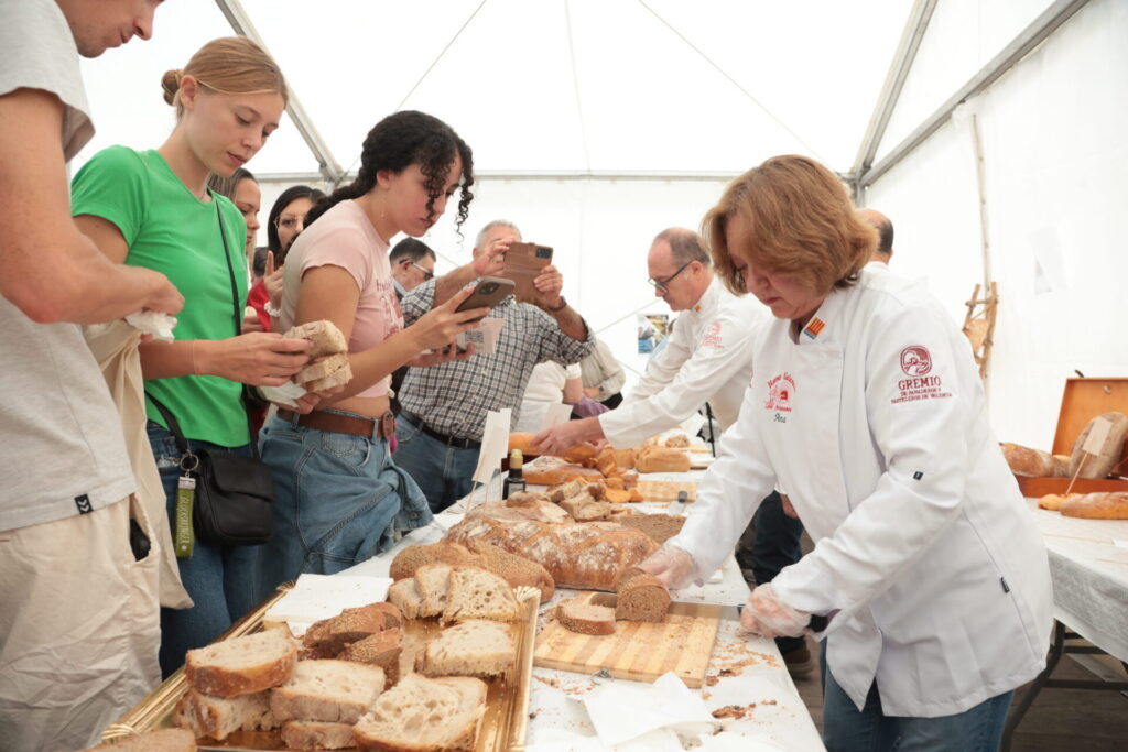 Panaderas agremiadas sirven rebanadas de pan durante la degustación