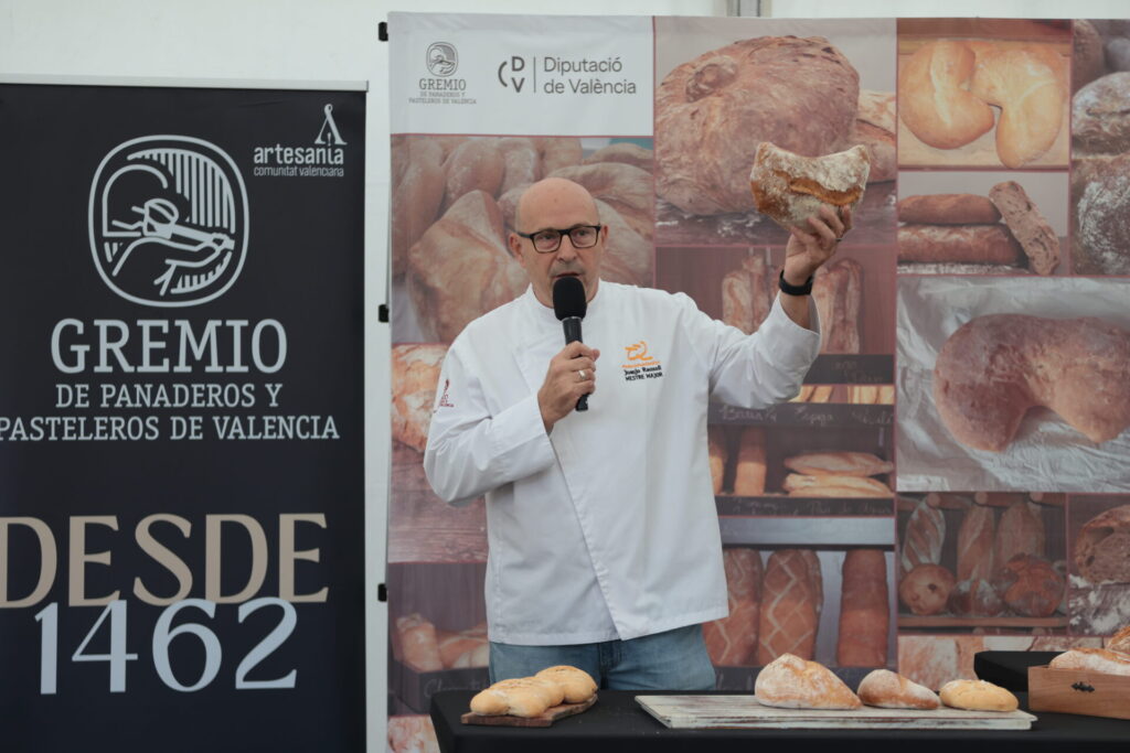 Intervención sobre el escenario mostrando una pieza de pan artesano