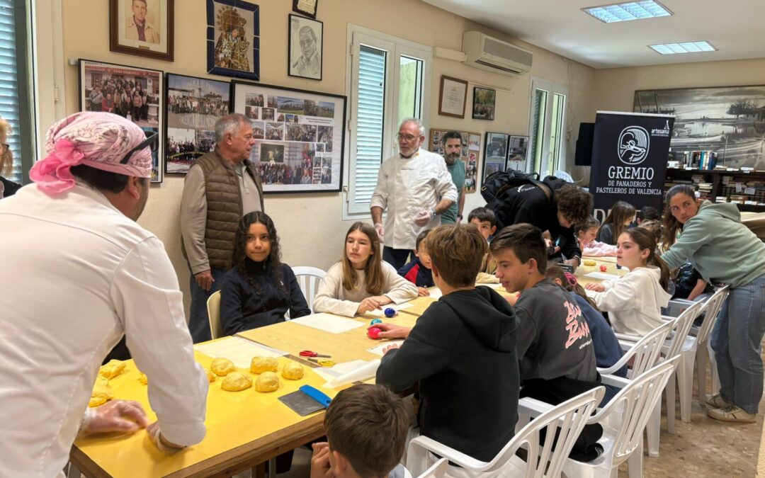 Los niños y niñas de Pinedo, La Torre y El Saler elaboran sus propias Monas de Pascua artesanas