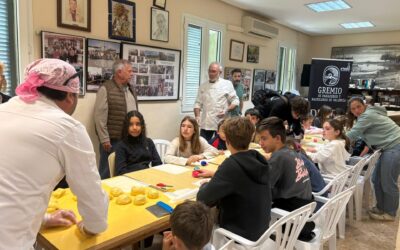 Los niños y niñas de Pinedo, La Torre y El Saler elaboran sus propias Monas de Pascua artesanas