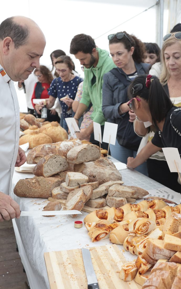 Maestro panadero cortando pan artesano durante la degustación