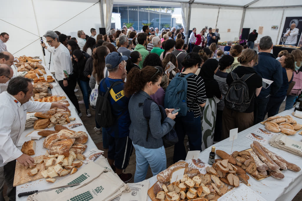 Público haciendo cola ante las mesas de degustación de pan artesano