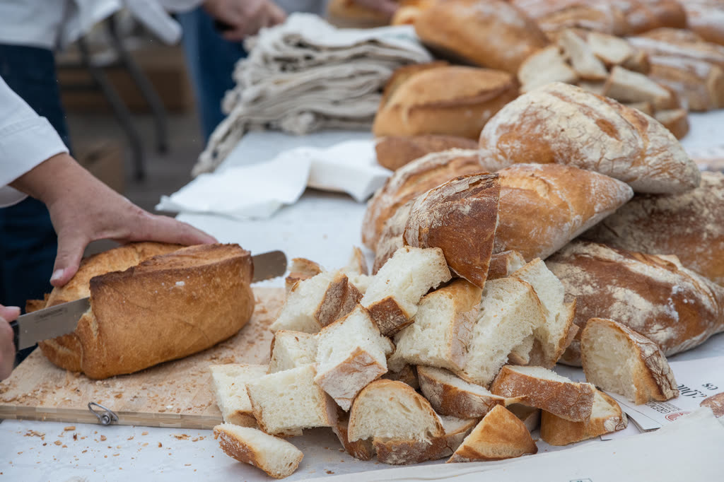Detalle de pan artesano cortado sobre la mesa de degustación