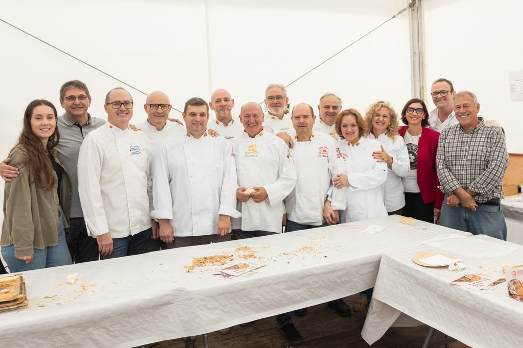 Maestros panaderos y pasteleros agremiados al término de la feria
